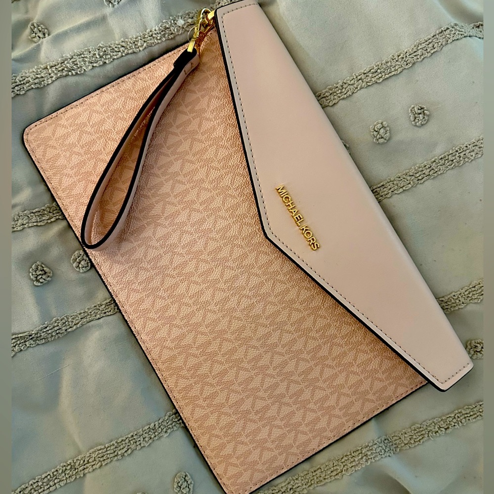 Michael Kors Larger Wristlet